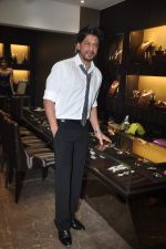 Shahrukh Khan at jewellery showroom in Bandra, Mumbai on 30th Oct 2013